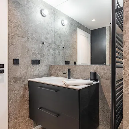 Elegant Bright And Air-conditioned 2 Bedroom In Bastille