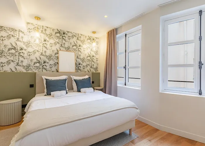 Elegant Bright And Air-conditioned 2 Bedroom In Bastille 巴黎